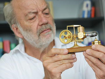 Gerd Leuchs looking at at device