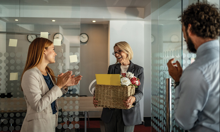 Three women in atom*innen shirts