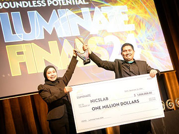Anggi Utami and Andri Mahendra accept the prize for Company of the Year at the Luminate 2024 finals.