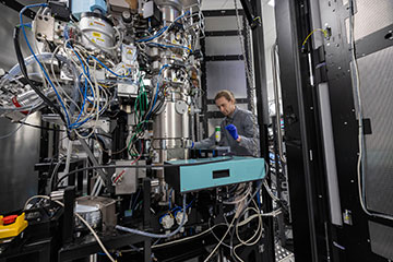 Laser amplifying phase contrast